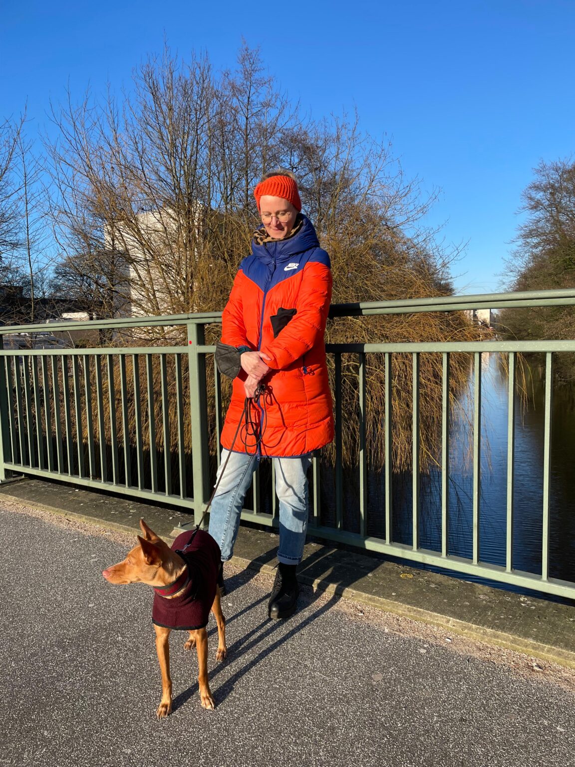 Caro mit Maggie auf einer Brücke im Winter