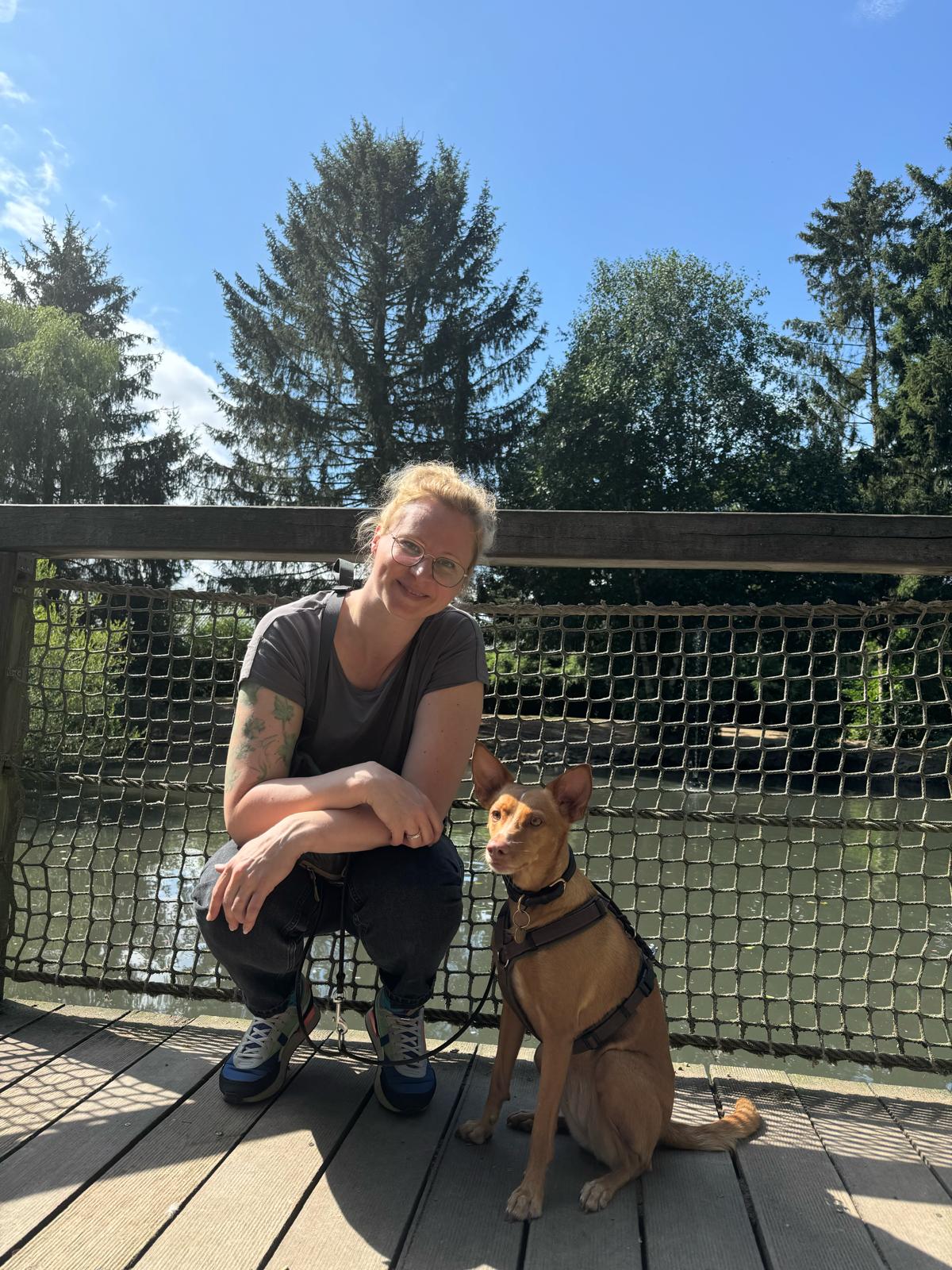 Caro und Maggie auf einem Steg am Wasser